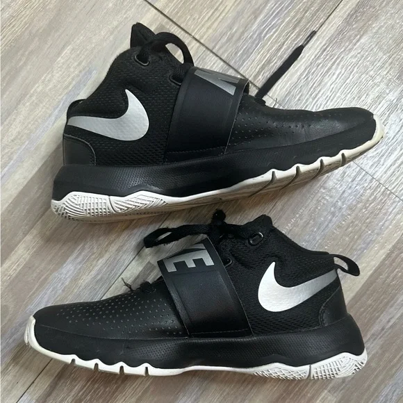 Nike Team Hustle D8 Black Basketball Shoes, Size 6Y - Picture 9 of 15